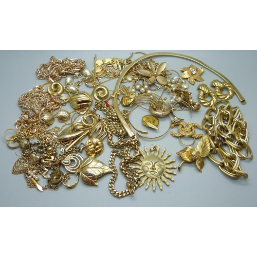 897 - A collection of gold-tone jewellery