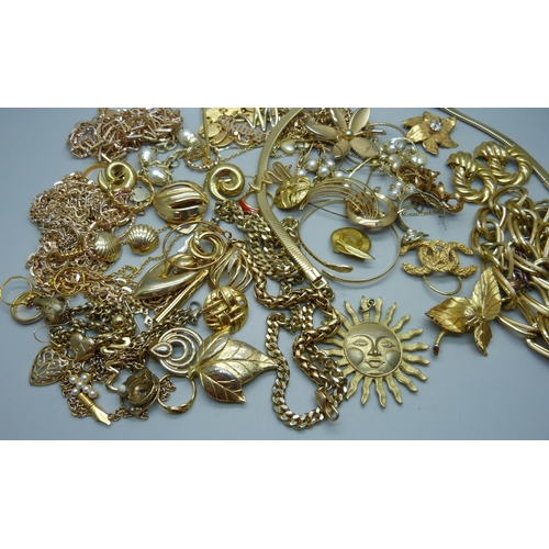 897 - A collection of gold-tone jewellery