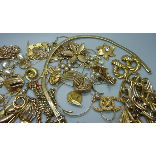 897 - A collection of gold-tone jewellery