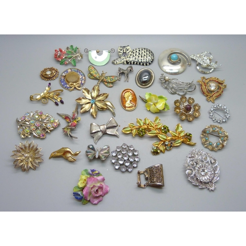 900 - Thirty costume brooches