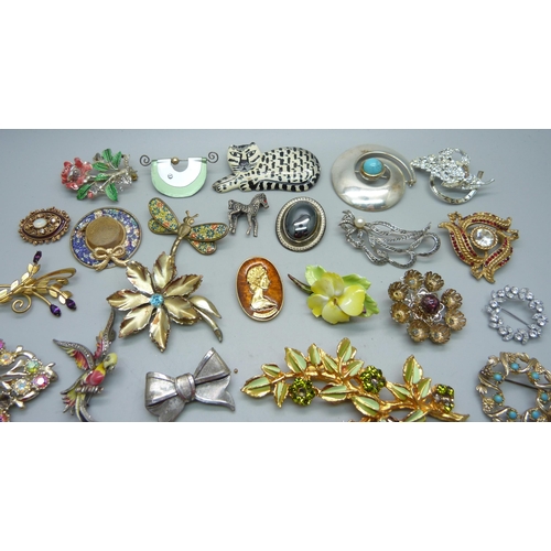 900 - Thirty costume brooches