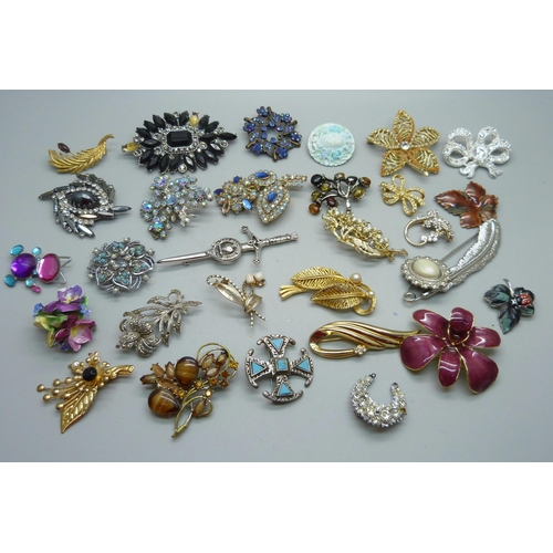 901 - Thirty costume brooches