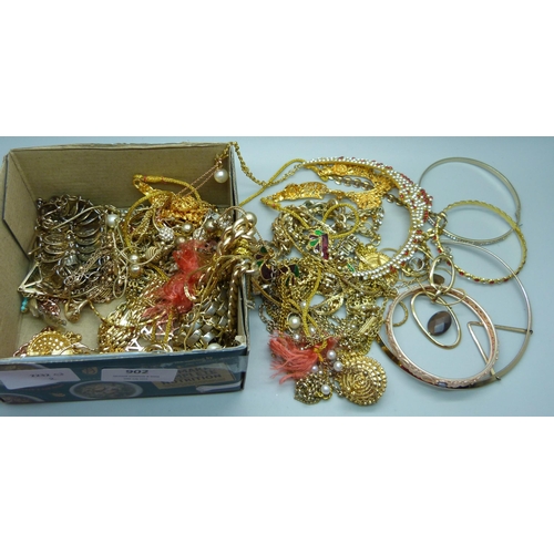 902 - A collection of gold-tone jewellery