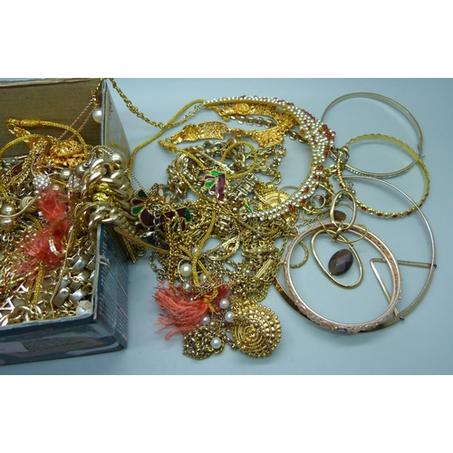 902 - A collection of gold-tone jewellery