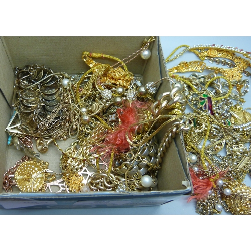 902 - A collection of gold-tone jewellery