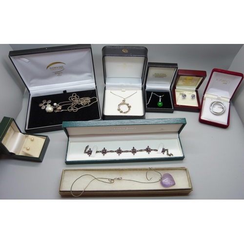 910 - A collection of silver jewellery