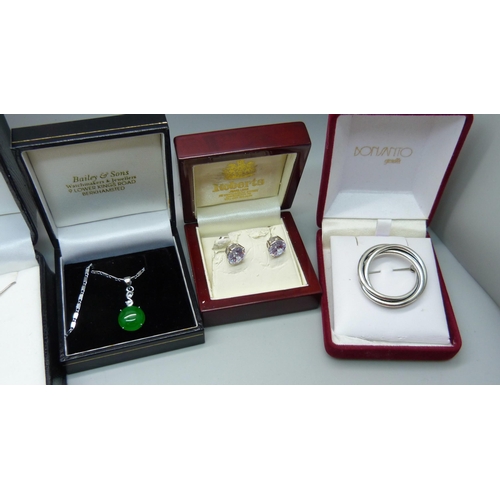 910 - A collection of silver jewellery