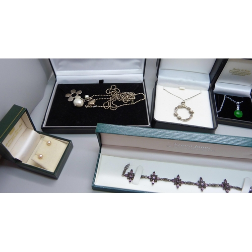 910 - A collection of silver jewellery