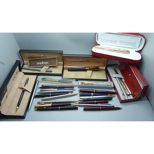 911 - A collection of pens, Sheaffer, two Parker Junior with 14ct gold nibs, one lacking cap, also a colle... 