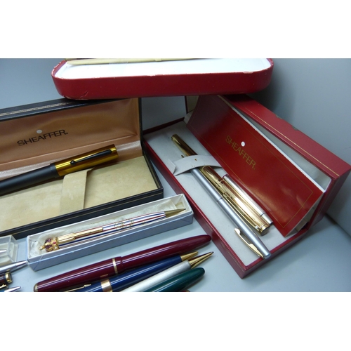 911 - A collection of pens, Sheaffer, two Parker Junior with 14ct gold nibs, one lacking cap, also a colle... 