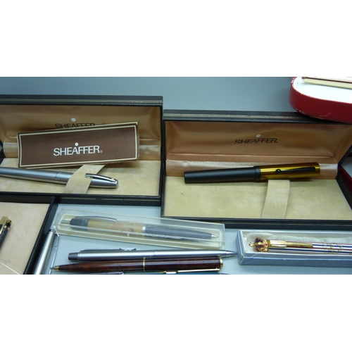 911 - A collection of pens, Sheaffer, two Parker Junior with 14ct gold nibs, one lacking cap, also a colle... 