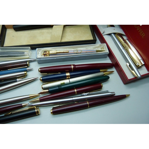 911 - A collection of pens, Sheaffer, two Parker Junior with 14ct gold nibs, one lacking cap, also a colle... 