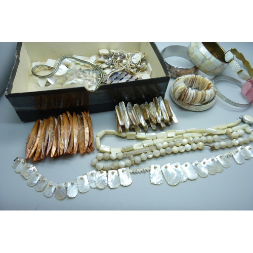 914 - A collection of mother of pearl jewellery