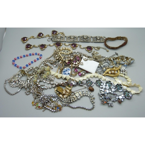 915 - A collection of costume jewellery