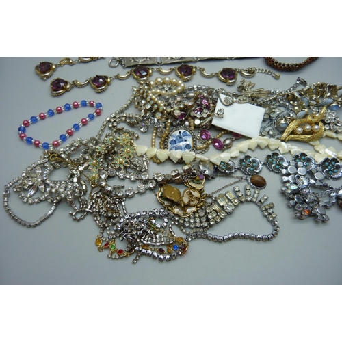 915 - A collection of costume jewellery