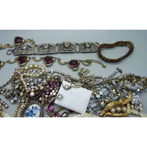 915 - A collection of costume jewellery