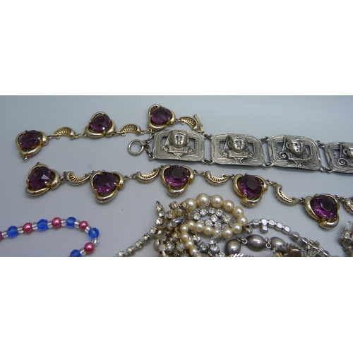 915 - A collection of costume jewellery