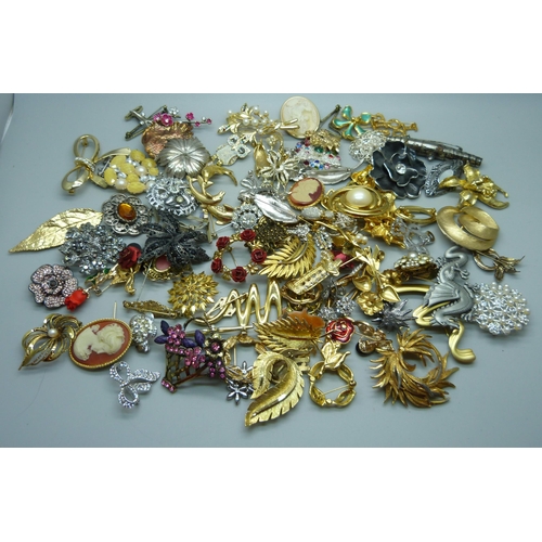 918 - One hundred costume brooches