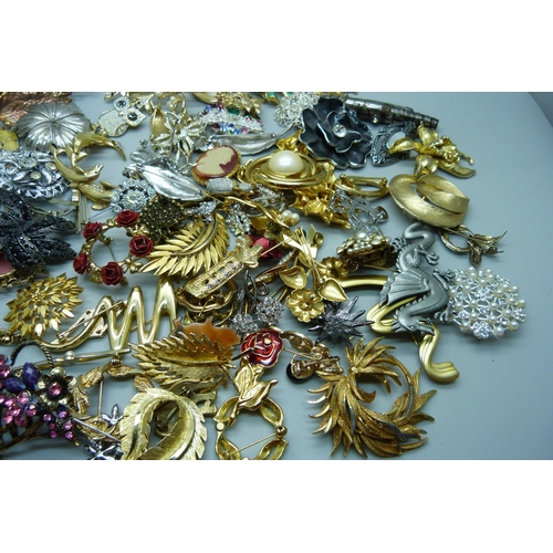 918 - One hundred costume brooches