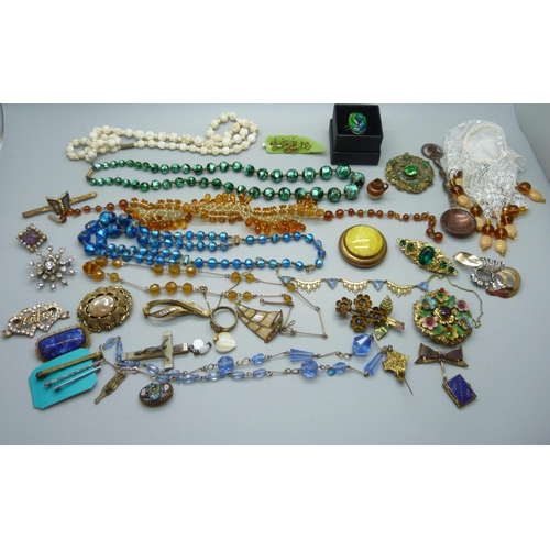 921 - A collection of vintage costume jewellery