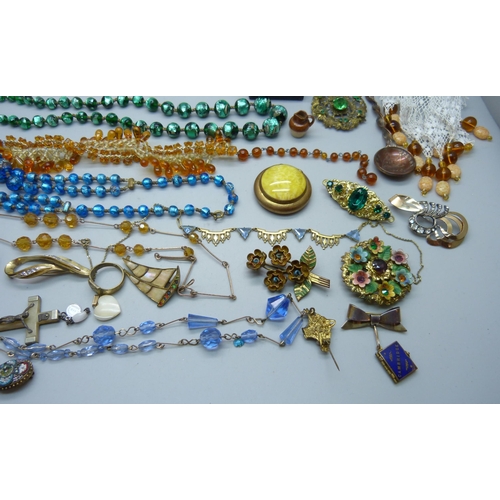 921 - A collection of vintage costume jewellery