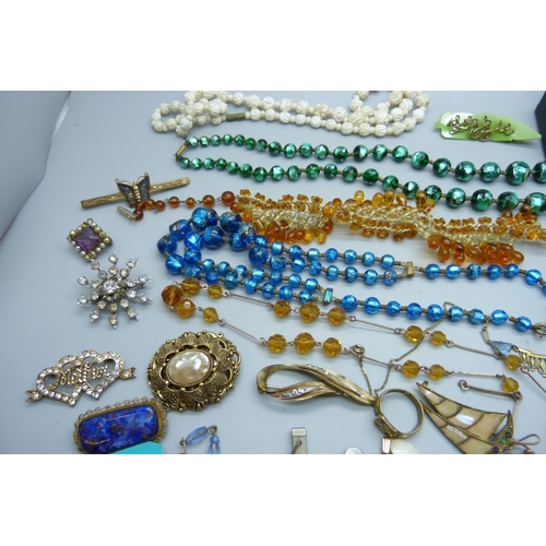 921 - A collection of vintage costume jewellery