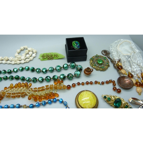 921 - A collection of vintage costume jewellery