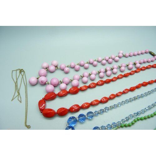 938 - Ten vintage necklets