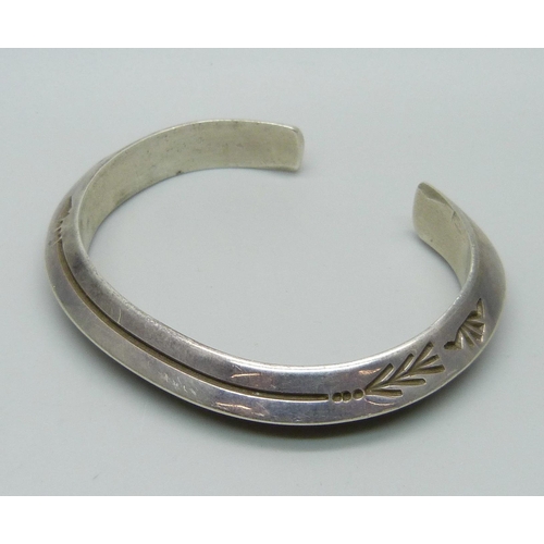 941 - A sterling silver Navajo bangle, maker GH, 47.6g