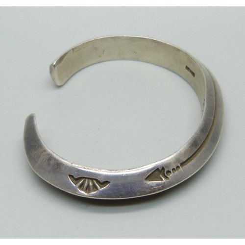 941 - A sterling silver Navajo bangle, maker GH, 47.6g