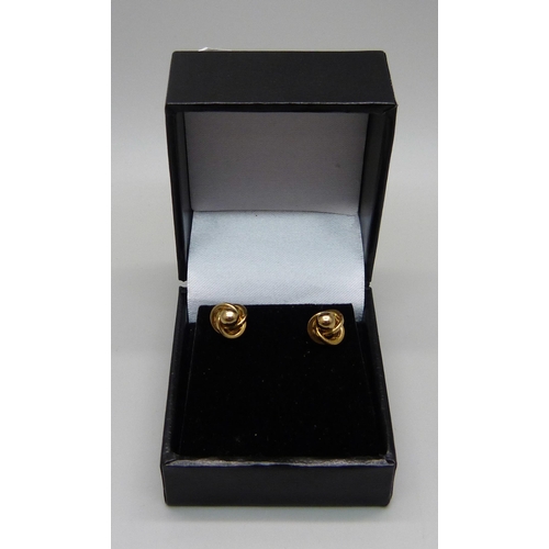 943 - A pair of 9ct gold earrings, 0.6g