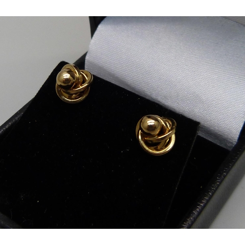 943 - A pair of 9ct gold earrings, 0.6g