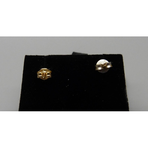 943 - A pair of 9ct gold earrings, 0.6g