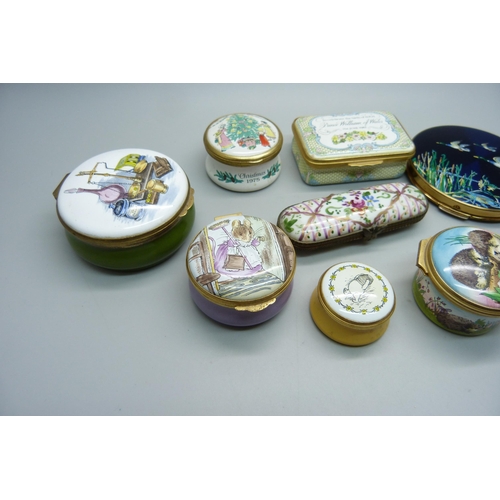 946 - A Stratton compact, a French patch box, and six enamelled boxes comprising three Crummles, two Bilst... 