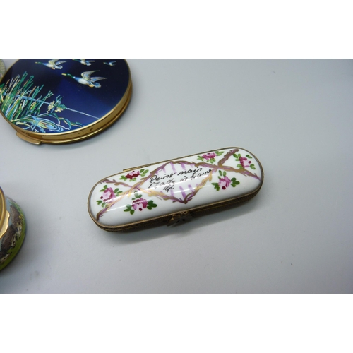 946 - A Stratton compact, a French patch box, and six enamelled boxes comprising three Crummles, two Bilst... 