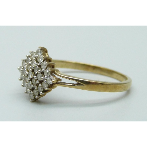 950 - A 9ct gold and diamond cluster ring, 1.8g, O