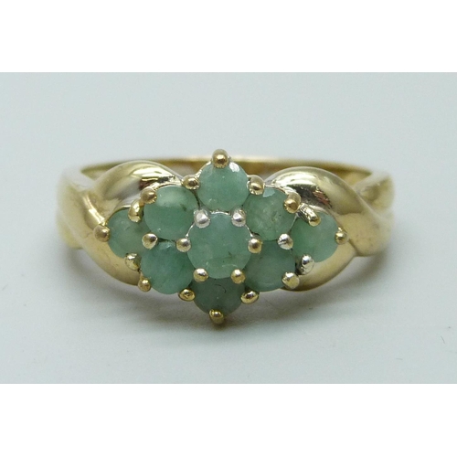 957 - A silver gilt emerald cluster ring, Q