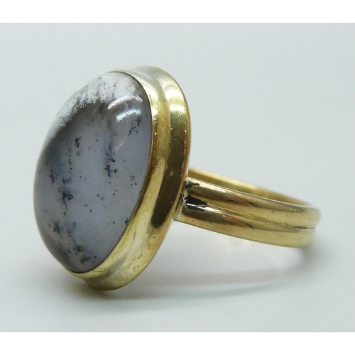 963 - A silver gilt cabochon quartz ring, U