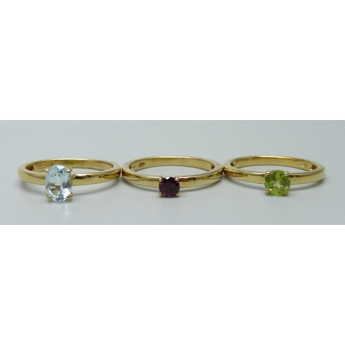 964 - A silver gilt three piece multi-gem stacker ring, P