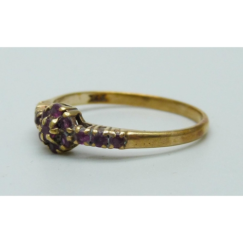 967 - A 9ct gold and ruby ring, 1.5g, Q