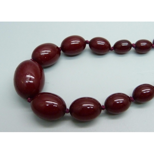 972 - A sherry amber graduated bead necklace with .925 silver clasp, 39g