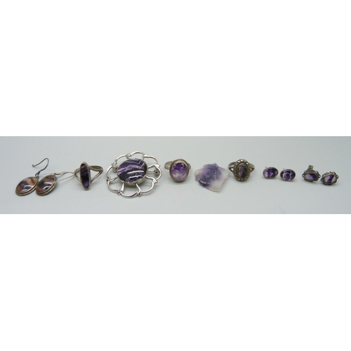 975 - A collection of silver and Blue John jewellery; brooch, three rings and three pairs of earrings, (st... 