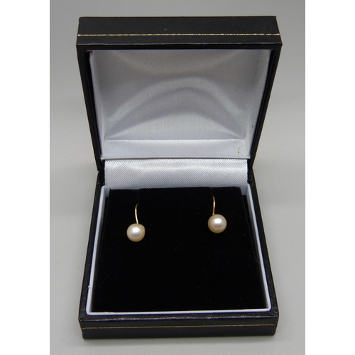 979 - A pair of 9ct gold and cultured pearl earrings, screw back