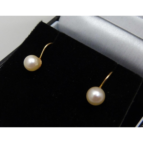 979 - A pair of 9ct gold and cultured pearl earrings, screw back