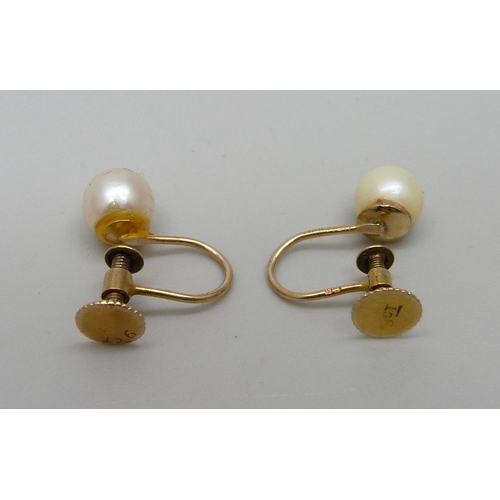 979 - A pair of 9ct gold and cultured pearl earrings, screw back