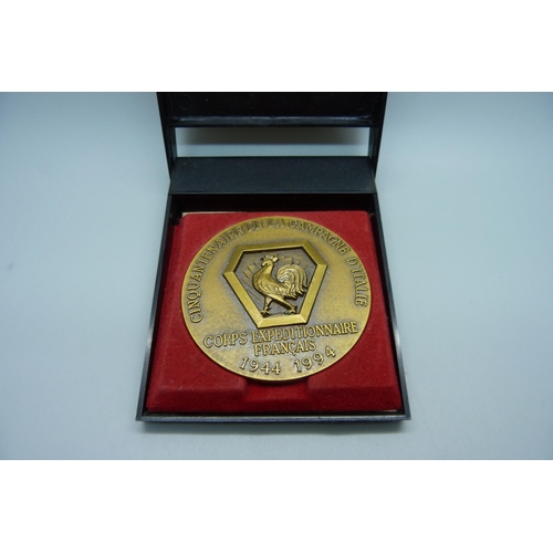 985 - A French 50th Anniversary of the Italian Campaign medallion, 1944-1994, cased