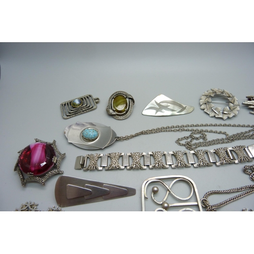 987 - A collection of jewellery including stainless steel