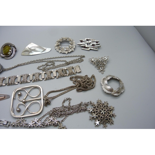 987 - A collection of jewellery including stainless steel