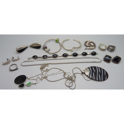 989 - A collection of silver jewellery