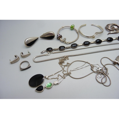 989 - A collection of silver jewellery